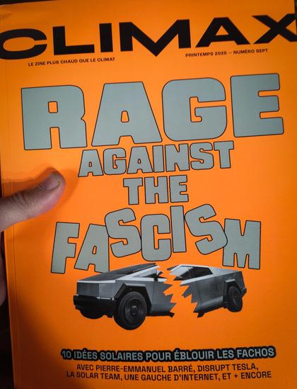 couverture du dernier numéro : un cyber truck Tesla cassé en deux et le titre : Rage against the fascism !