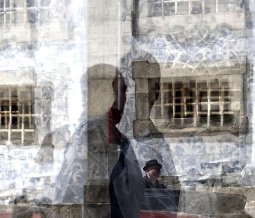 Exposição múltipla, dois homens, três rostos, duas janelas, muitas barras. 

Multiple exposure, two men, three faces, two windows, many bars.