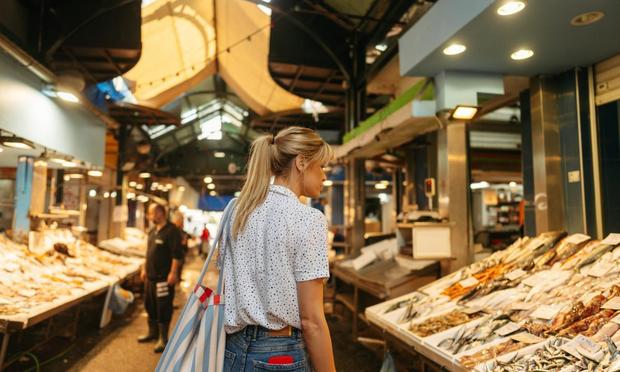 Imagen de una persona echando un vistazo en una pescadería. (Getty Images)