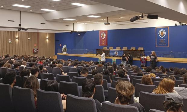 Asamblea estudiantil en la Facultad de Matemáticas de la Universidad Complutense, previa al encierro. (Juliana Leao)