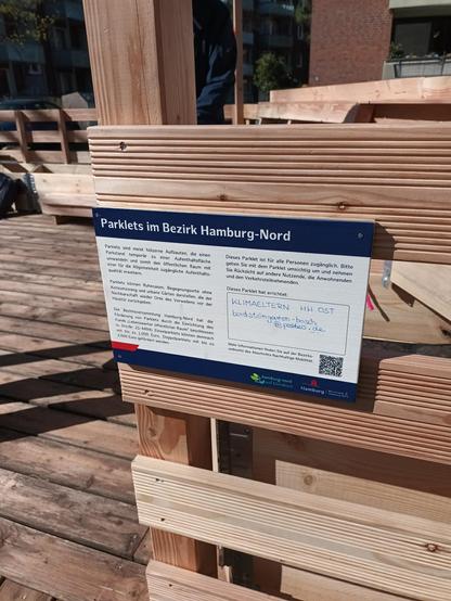 Parklet Ecke mit Erklärtafel des Bezirkes