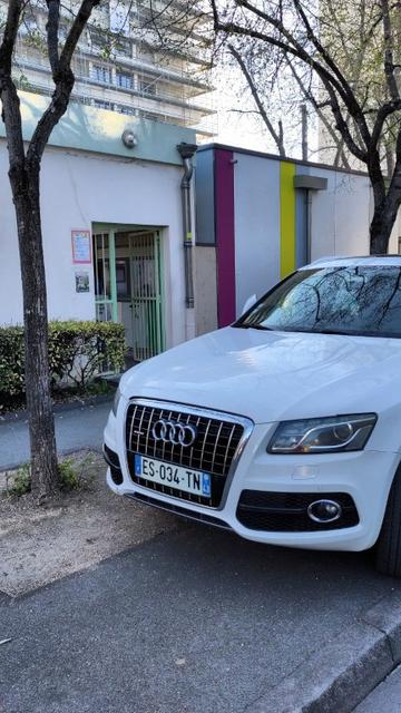 Gros #SUV blanc #Audi tanké sur le trottoir exactement devant l'entrée de l'école.