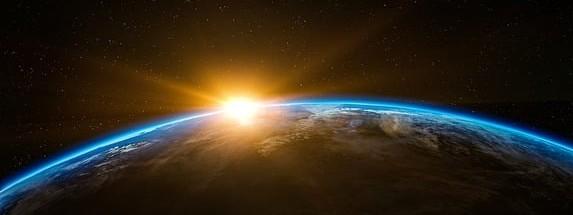 Die Erde im All mit Sonnenaufgang
Bildrechte: Arek Socha / Pixabay
