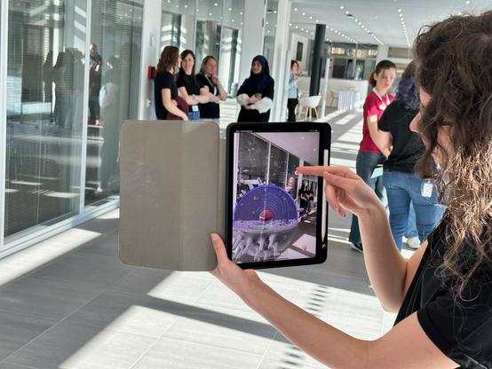 With the help of an app, you can see virtual cells, viruses and bacteria in the room on a tablet.