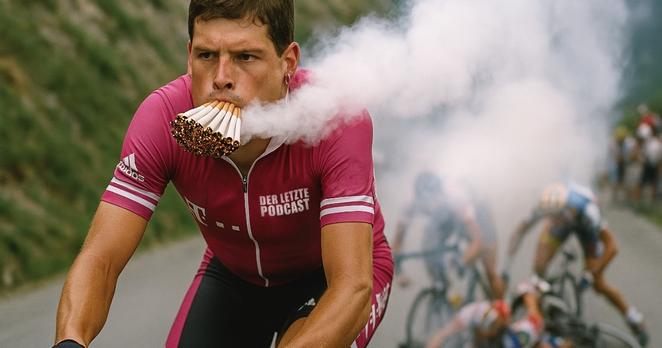 Mit künstlicher Intelligenz generierte Parodie eines Fotos von Radfahrer Jan Ullrich, der mit einem großen Bündel Zigaretten im Mund eine Etappe der Tour de France fährt. Seine Konkurrenten kommen wegen des dichten Zigarettenqualms hinter ihm zu Fall. Coverbild von "Der Letzte Podcast" Folge 506 - "Ulles Zigarettenlüge".