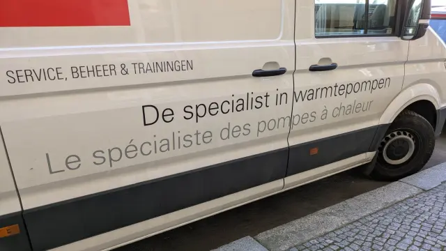 ein weißer Transporter parkt, aufschrift:

De specialist in warmtepompen
Le spécialiste des pompes à chaleur
