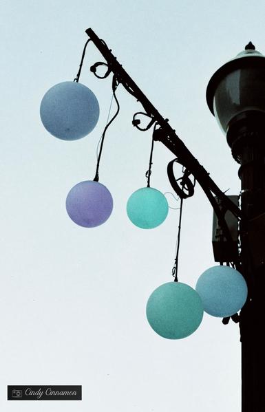 Luminaire de ville en forme de ballons. Photographie par Cindy Cinnamon
