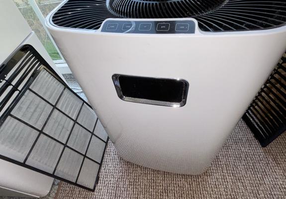 Ausgebaute Grobfilter mit IEA Medical 80 Luftreiniger.