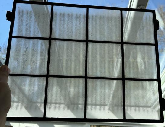 Grobfilter gegen das Licht gehalten, hier Filter mit Staubpartikeln.