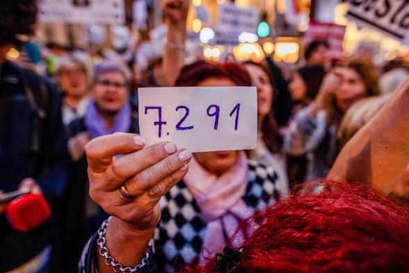 Un cartel durante una manifestación con el número de fallecidos en las residencias de la Comunidad de Madrid gobernada por Ayuso en la pandemia de Covid-19 —  David Canales / Zuma Press / ContactoPhoto