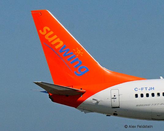 Sunwing B737-800 tail
Landing
