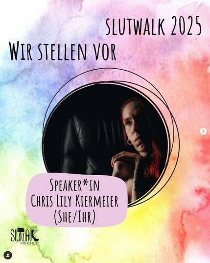 Bild mit buntem Wasserfarben Hintergrund. Mittig ein rundes Foto von Speakerin Chris Lily Kiermeier. Titel am oberen Bildrand: Slutwalk 2025 - wir stellen vor. In einer lila Blase steht: Speaker*in Chris Lily Kiermeier (sie/ihr).