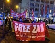 Demonstration bei Nacht. auf einem Banner steht 'Free Zaid'