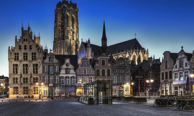 Vista de la gran plaza del mercado medieval de Malinas, Bélgica. (ErrobaErlend Robaye0032474440414www.erroba.be)