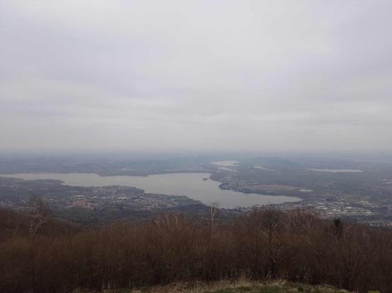 Punto panoramico a 1139 mt da cui si vedono i laghi della provincia di Varese. Cielo molto nuvoloso, foschia all'orizzonte