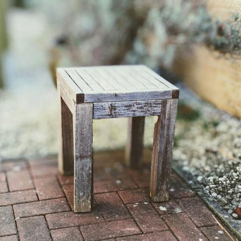 Hocker / Tisch auf Steinboden (Terrasse).