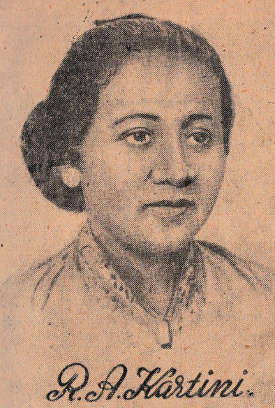 Portret van Raden Adjeng Kartini. Bron: Wikimedia Commons, Ministry of Information. 1950. 20 Mei Pelopor 17 Agustus. Jakarta: Ministry of Information of Indonesia. Scanned by Museum Dewantara Kirti Griya Museum from their collection. PD. Link:  https://commons.wikimedia.org/wiki/Category:Kartini#/media/File:RA_Kartini,_20_Mei_Pelopor_17_Agustus,_p9.jpg