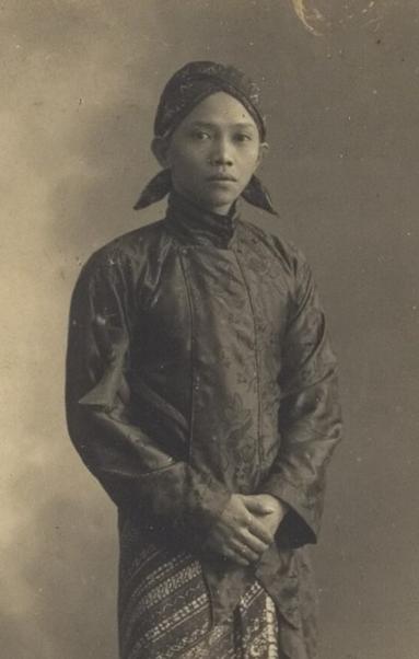 Studiofoto van Noto Soeroto in Nederland Author/creator: Vermeulen, C.J.L. Shelfmark: KITLV 34442 Subject (topical): Indonesian Poets Subject (geographic): Netherlands Note: Depicted: Noto Soeroto. Presumably by: Vermeulen, C.J.L. (Den Haag). Language: No linguistic content Country: No place, unknown, or undetermined Published: [Circa 1915] Persistent URL: http://hdl.handle.net/1887.1/item:766802. Bron: Wikimedia Commons, CC BY, link: https://commons.wikimedia.org/wiki/File:Studiofoto_van_Noto_Soeroto_in_Nederland,_KITLV_34442.tiff?page=1