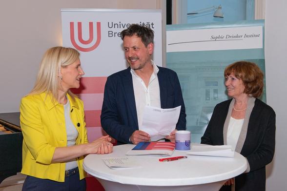 © Felix Clebowski
Rektorin Jutta Günther, Professor Alexander Cvetko, Institutsleiterin Freia Hoffmann (v.l.n.r.)