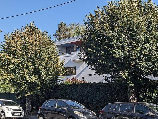 Villa Henri Kielwasser à #Vesoul (#HauteSaône) Henri Kielwasser, gérant de l'hôtel du Nord à Vesoul, demande en 1954 à André Maisonnier qui travaille alors au chantier de Ronchamp de lui construire une villa da...
Suite 👉 https://monumentum.fr/architecture-contemporaine-remarquable/acr0000223/vesoul-villa-henri-kielwasser
#Patrimoine #MonumentHistorique
Photo CC-BY-SA 4.0 : Petrepem