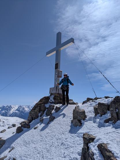Hinterer Jamsptiz with a cross and happy skier.