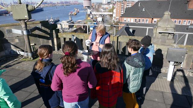 DWD-Mitarbeiterin erklärt Kindern Messgeräte auf dem Dach des Seewetteramts Hamburg, Quelle: DWD