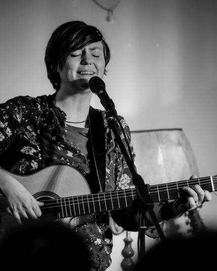 Das bin ich - mit Gitarre, singend auf unserer Liederbühne