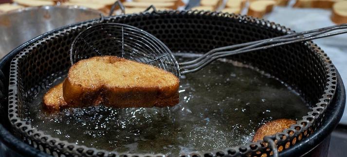 Una torrija escurriéndose tras haber sido frita. / Europa Press News