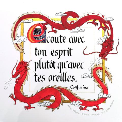 The text reads "écoute avec ton esprit, plutôt qu'avec tes oreilles -- Confucius". It means "listen with your spirit rather than your ears". The text has a red "e" initial with a golden accent. It is framed in a golden square, on which two red dragons are intertwined.