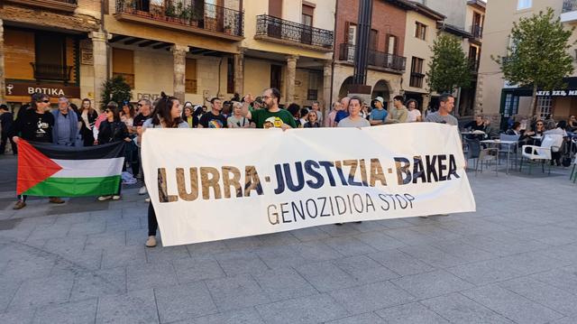 Palestinaren aldeko kontzentrazioa. Lurra Justizia Bakea Genozidioa Stop jartzen du pankartan.