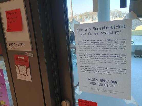 Foto von Asta-Glastür mit Schild daneben. Auf der Tür ist Text geklebt: "Für ein Semesterticket, wie du es brauchst! [...] Gegen Appzwang und Inkasso!

Text kritisiert diskriminierende App-Only-Semesterticket-Verträge und Mitwirkung der Asten dabei, und weist auf dagegen protestierende Digitalcourage AG hin.