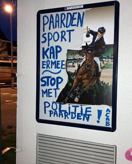 paard met ruiter die zichtbaar snel gaan. Helft van de poster is weggescheurd en in blauwe letters de tekst geschreven, als in post genoemd