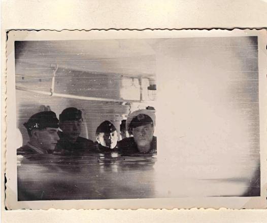 Soldaten üben den Notfall (Eindringen von Wasser) in einem U Boot. Kiel 1917