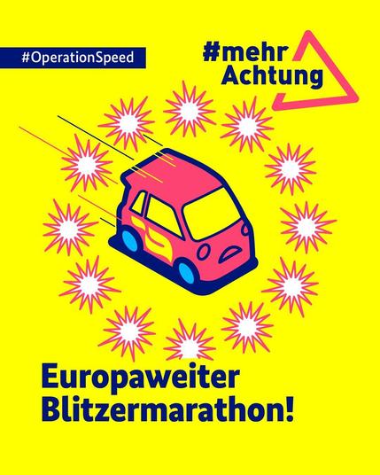 Auf der gelben Kachel befindet sich oben links ein dunkelblaues Banner, auf dem in weißer Schrift folgender Text steht: "#OperationSpeed". Oben rechts ist ein rotes Dreieck zu sehen, in das der Hashtag "#mehrAchtung" integriert wurde. Darunter wurden 12 Blitzer-Symbolen nach dem Vorbild der Flagge der Europäischen Union kreisförmig um ein Auto angeordnet. Darunter steht in dunkelblauer Schrift folgender Text: "Europaweiter Blitzermarathon!".