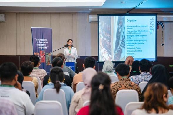 Dr Adi Keinan-Schoonbaert delivering a keynote address at the conference. Photo by Memora Productions for Wikimedia Indonesia.