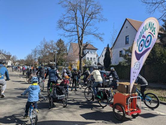 KidicalMass in Vaihingen:
im Vordergrund Soundanhänger mit Fahne