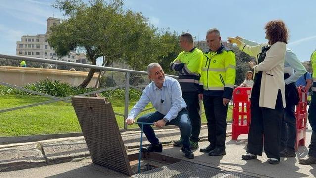L'alcalde Collboni obre la clau de pas de l'aigua de les fonts de la plaça Catalunya (3Cat)
