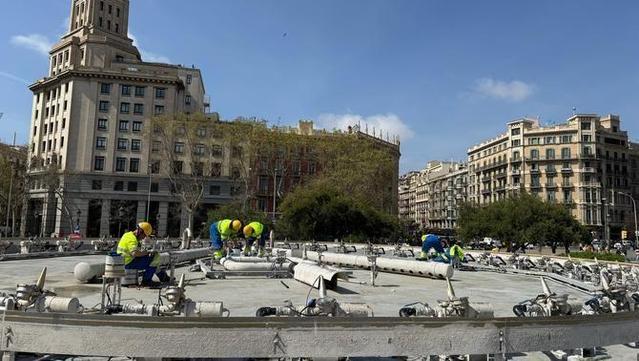 Operaris posen a punt les fonts bessones de la plaça Catalunya (3Cat)