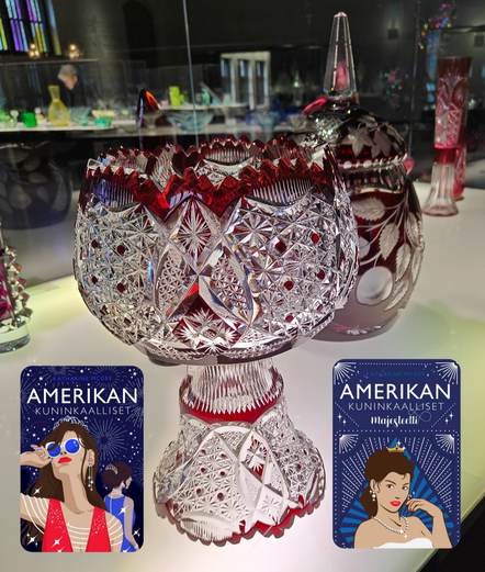 Kuvassa Amerikan kuninkaalliset -kirjojen kannet liitettynä Suomen lasimuseossa esillä olevan kristalliesineen kanssa samaan kuvaan.