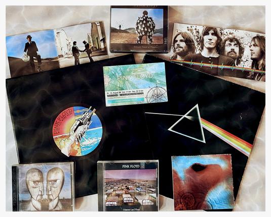 Zwei Langspielplatten, vier CD-Hüllen zwei aufgeschlagene CD Inlets und eine Konzertkarte von der englischen Progrock Band “Pink Floyd “