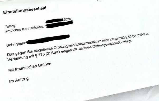 Foto eines Briefes: Einstellunsgbescheid - Das gegen Sie eingeleitete Ordnungswidrigkeitenverfahren habe ich gemäß § 46 (1) OWiG in Verbindung mit § 170 (2) StPO eingestellt, da keine Ordnungswidrigkeit vorliegt.