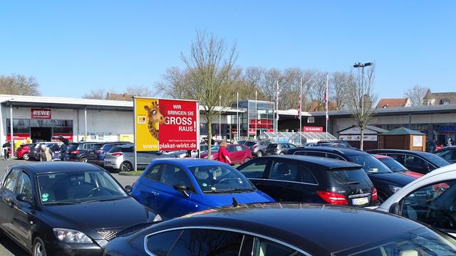 Plakatwerbung am Supermarkt