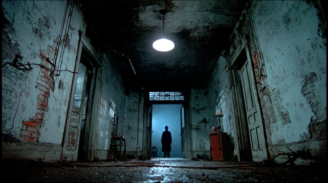 Le Guetteur en Décomposition.
Peinture numérique horrifique d’un couloir délabré avec une silhouette menaçante au fond.
Horror digital painting of a decaying hallway with a menacing silhouette at the end.