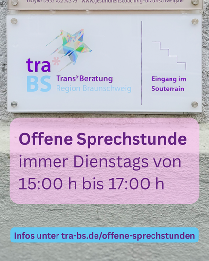 Schild der Trans*Beratung Region Braunschweig mit Hinweis auf die offene Sprechstunde: jeden Dienstag von 15:00 bis 17:00 Uhr. Zugang über den Eingang im Souterrain. Weitere Infos unter tra-bs.de/offene-sprechstunden.