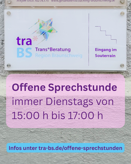 Schild der Trans*Beratung Region Braunschweig mit Hinweis auf die offene Sprechstunde: jeden Dienstag von 15:00 bis 17:00 Uhr. Zugang über den Eingang im Souterrain. Weitere Infos unter tra-bs.de/offene-sprechstunden.
