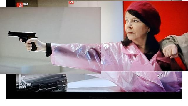 Frau in rosa Regenmantel und ausgestreckten Hand mit Pistole, ziehlt