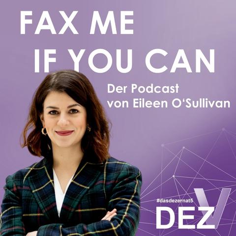 Eileen O Sullivan steht mit verschränkten Armen lächelnd vor einem violetten Hintergrund, auf dem der Titel "Fax me if you can", ihr Name sowie der Hashtag #dasdezernat5 stehen