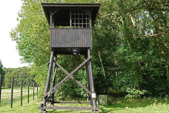 Ik bracht een indrukwekkend bezoek aan Herinneringscentrum Kamp Westerbork en het kampterrein van Kamp Westerbork. Tijdens de Tweede Wereldoorlog werden Joden, Roma en Sinti hiervandaan naar de vernietigingskampen in Oost-Europa gedeporteerd. Alles over Herinneringscentrum Kamp Westerbork lees je in dit artikel.  

https://jtravel.nl/nederland/wandelingen/kamp-westerbork/

#kampwesterbork #herinneringscentrumkampwesterbork