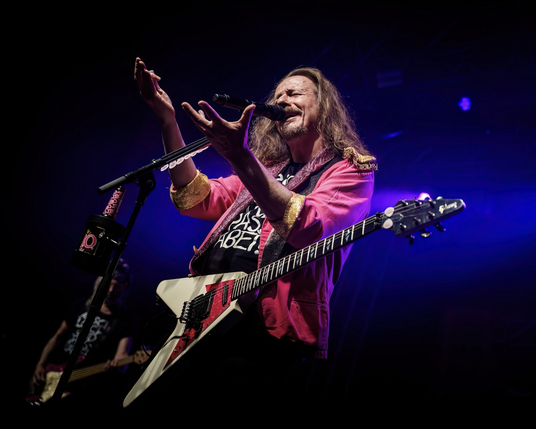 Vito auf der Bühne gestikulierend