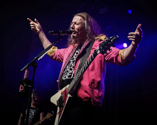 Vito auf der Bühne gestikulierend